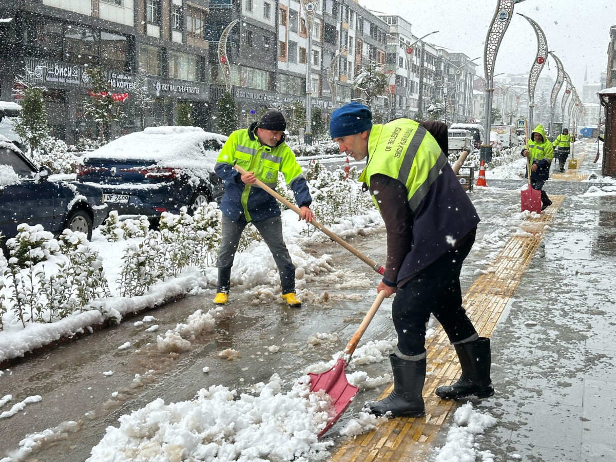 Of Belediyesi ekipleri yayalar için seferber