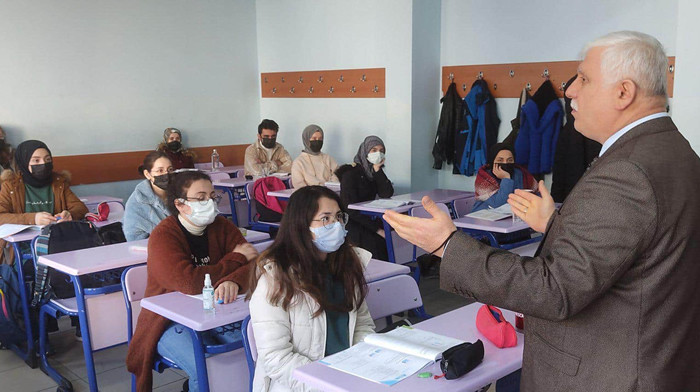 Of Fen Lisesi tatilde de sıkı çalışıyor