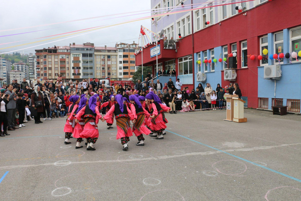 Of'ta minik öğrencilerden 23 Nisan'da anlamlı bağış