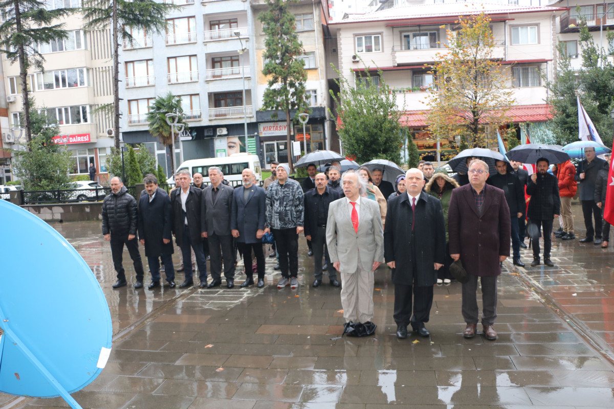 Of'ta Öğretmenler Günü kutlandı