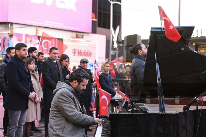 Depremde hayatını kaybedenler Times Meydanı'nda anıldı