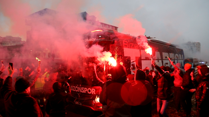 Lider Trabzonspor Of'ta meşalelerle karşılandı